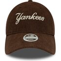 kapa-zaobljena-smeda-podesiv-9twenty-cord-script-new-york-yankees-mlb-new-era