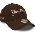 kapa-zaobljena-smeda-podesiv-9twenty-cord-script-new-york-yankees-mlb-new-era