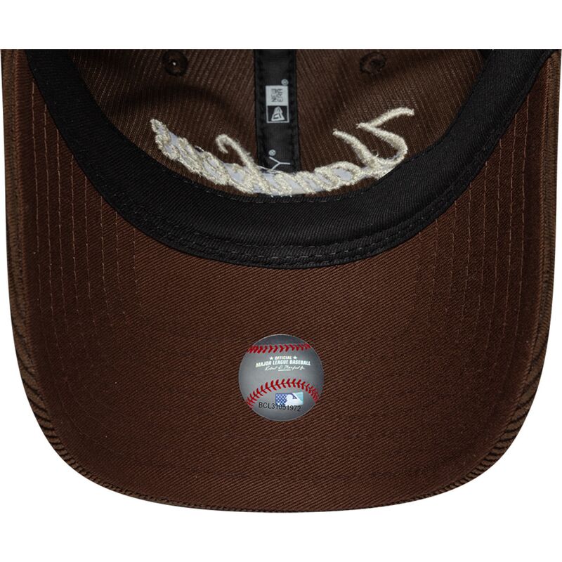 kapa-zaobljena-smeda-podesiv-9twenty-cord-script-new-york-yankees-mlb-new-era
