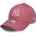 kapa-zaobljena-ruzicasta-podesiv-9forty-league-essential-cas-new-york-yankees-mlb-new-era