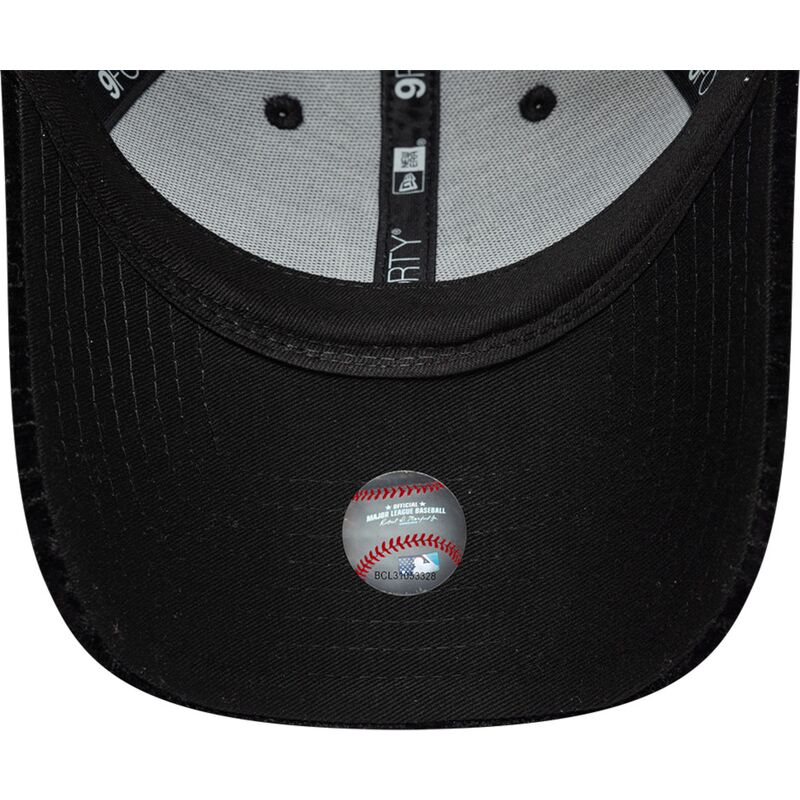 kapa-zaobljena-crna-podesiv-9forty-velour-new-york-yankees-mlb-new-era