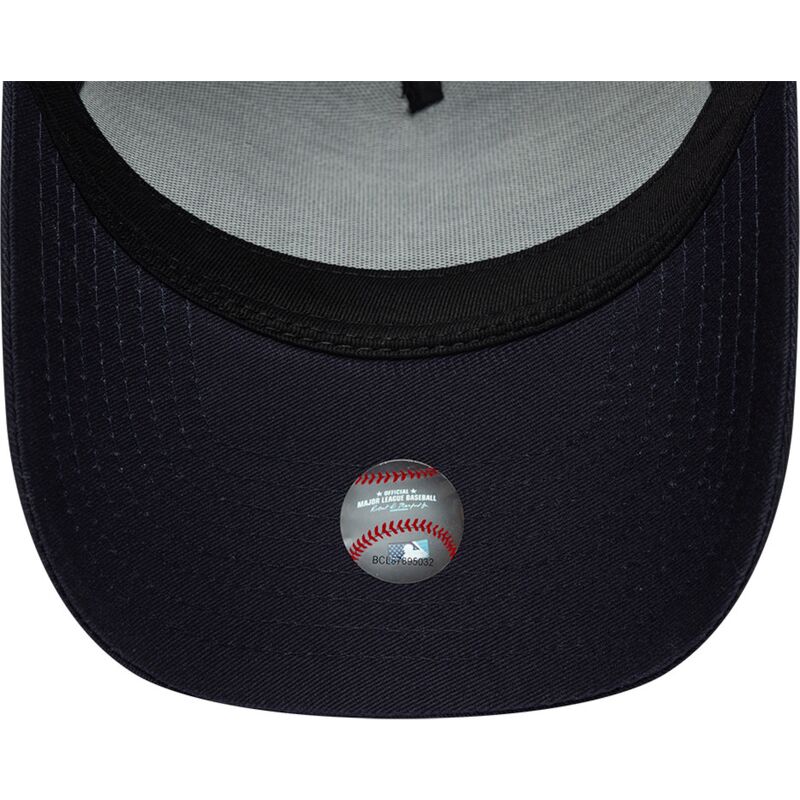 kapa-zaobljena-mornarsko-plava-snapback-9forty-e-frame-team-outline-new-york-yankees-mlb-new-era kapa-zaobljena-mornarsko-plava-snapback-9forty-e-frame-team-outline-new-york-yankees-mlb-new-era