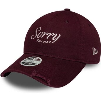 Kapa zaobljena crvena podesiv 9TWENTY Slogan Sorry I'm Late New Era