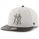kapa-ravna-siva-snapback-lateral-new-york-yankees-mlb-47-brand